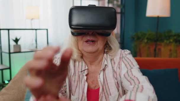 Senior vrouw met behulp van virtual reality VR app headset helm om simulatie 3D 360 video game online te spelen — Stockvideo