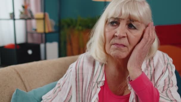 Крупный план грустной старшей бабушки женщина, Болезнь, тревога, депрессия, чувствуя себя плохо раздражены, проблемы — стоковое видео