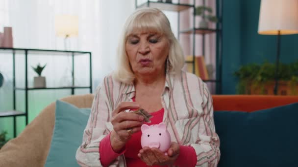 Triste pobre idosa idosa contando dinheiro do mealheiro segurando o último dólar em dinheiro, dívida de pobreza — Vídeo de Stock