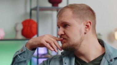 Evdeki yetişkin adam haksız bir durumdan muzdarip. Ayrılma, depresyon, kötü hissetme, iktidarsızlık.