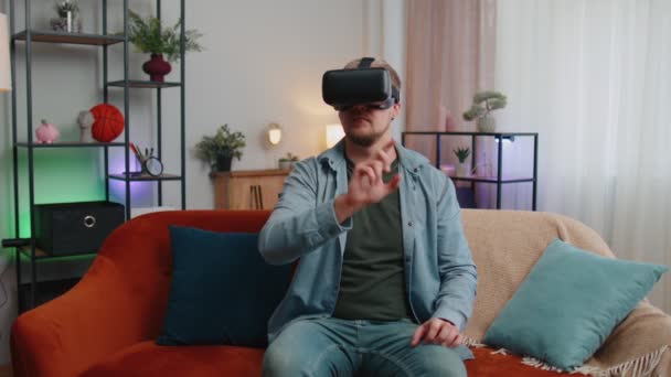 Volwassen man gebruik maken van virtual reality headset bril thuis spelen 3D video game maken gebaren met de handen — Stockvideo