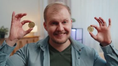 Guy borsa simsarı BTC madeni paralarını online olarak izledikten sonra bitcoin kazanıyor.