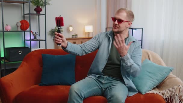 Man blogger influencer robi selfie na smartfonie, wirtualnych mediów społecznościowych wideo online w domu — Wideo stockowe