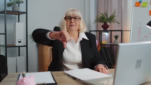Upset senior business woman showing thumbs down sign gesture, disapproval, dissatisfied, dislike — Vídeos de Stock