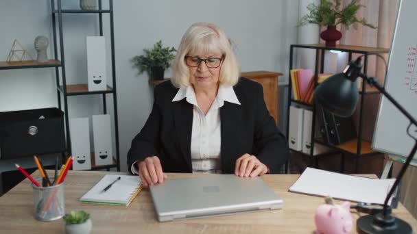 Fröhliche Seniorin tanzt Siegertanz und feiert den Ferienerfolg im Amt — Stockvideo