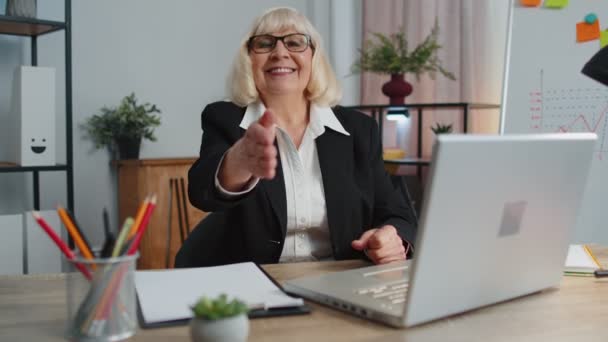 Senior zakenvrouw werknemer uitstrekken van hand tot camera het aanbieden van handdruk, begroeting, verwelkomen — Stockvideo
