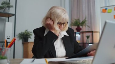 Uykusu gelen aşırı çalışan son sınıf iş kadını uyuyakalıyor. Ev ofisinin masasına dizüstü bilgisayarla oturuyor.