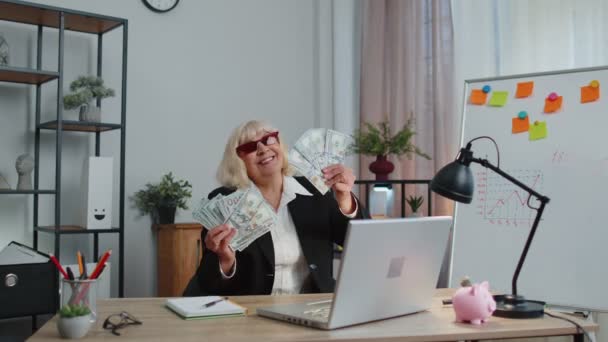 Mujer de negocios contable celebrando éxito comercial bailando con pila de dinero en efectivo — Vídeo de stock