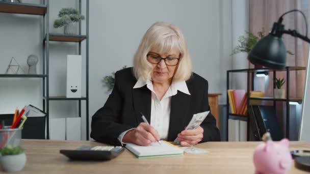 Senior business office vrouw accountant of bankier met behulp van rekenmachine het maken van geld contante berekeningen — Stockvideo