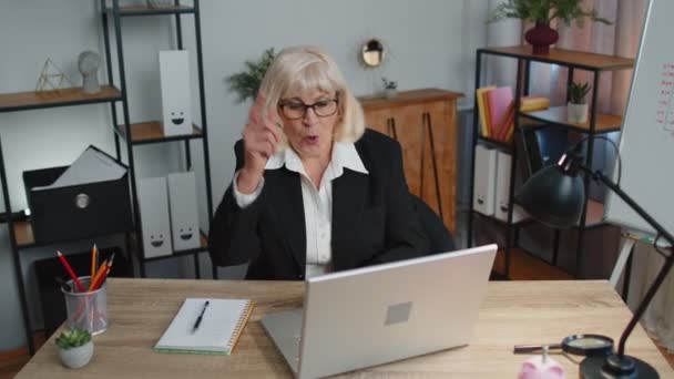 Mujer de negocios levanta el dedo se le ocurrió un plan creativo se siente emocionado con buena idea inspiración — Vídeos de Stock