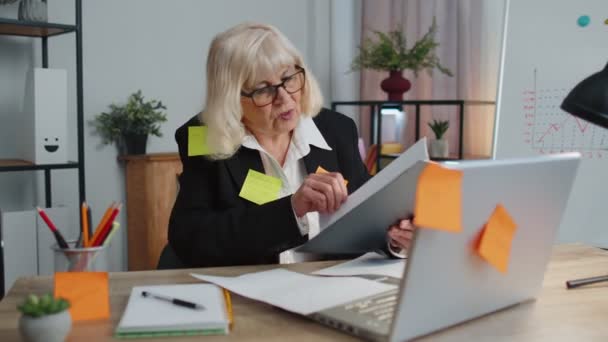 Κουρασμένος εξαντλημένος ανώτερος διευθυντής γραφείου γυναικών επιχειρήσεων με το lap-top κολλώδεις σημειώσεις κολλάει με πολλές εργασίες — Αρχείο Βίντεο