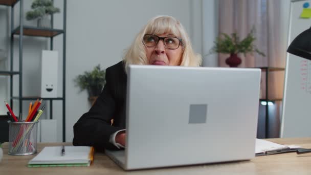 Senior mogna äldre affärskvinna gömmer sig bakom bärbar dator, gör roliga ansikte, lura runt — Stockvideo