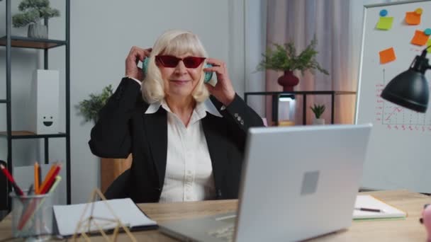 Happy senior business woman dancing victory dance celebrating weekend holiday success win in office — Stock Video