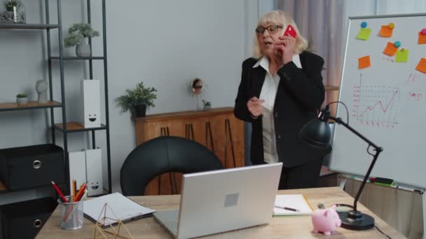 Arg senior affärskvinna ringer samtal på kontoret arbete irriterad chef pratar mobilt gräl — Stockvideo