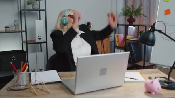 快乐的资深女商人跳舞胜利舞庆祝周末假期的胜利赢得了办公室 — 图库视频影像