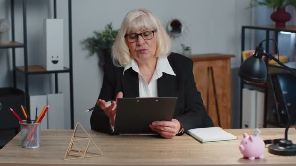 Senior business woman director having interview job discussion, videokonferenz call at home office — Stockvideo