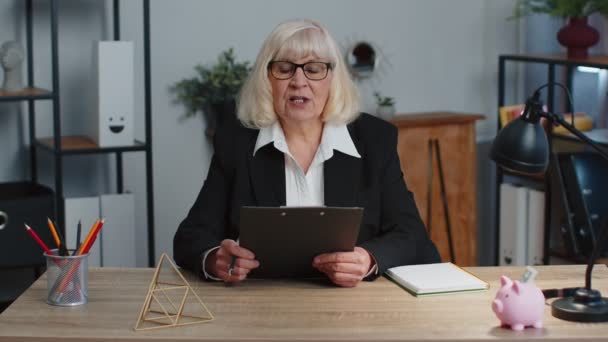 Senior business woman director having interview job discussion, video conference call at home office — Vídeo de stock