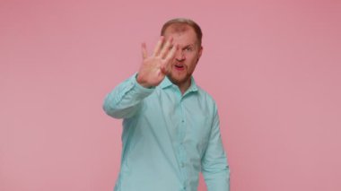 Bayram doğum günü kutlamasına geri sayım, mutlu adam beşten bire doğru sayıyor, kazan.