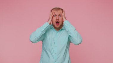 Heyecanlı erkek sürprizi. Büyük gözlerle kameraya bakmak, ani zaferle şok olmak, vay be duygu.