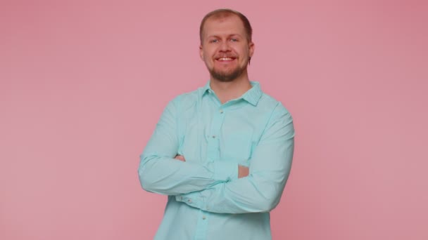 Fröhlich schöne bärtige erwachsene Mann Mode-Modell in lässigem Hemd lächelt und schaut in die Kamera allein — Stockvideo