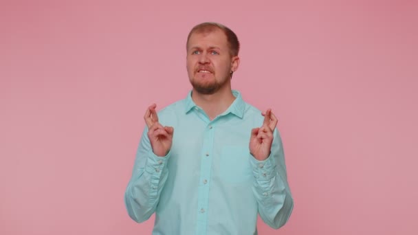 Stilfuld mand i skjorte råber, rejser næver i gestus jeg gjorde det, fejrer succes, vinder – Stock-video
