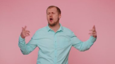 Komik adam müzik dinliyor, gülümsüyor disko partisinde dans ediyor ritmik olarak el ele tutuşuyor, eğleniyor.