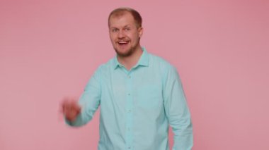 Onaylayan bir adam. Onaylayan bir geri bildirim gösterisi. İyi bir işaret gibi.