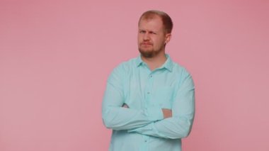 Tatminsiz bir adam kafasını sallıyor hayır, sinirlendiğini ifade ediyor hayal kırıklığı sonuçları, kötü haber