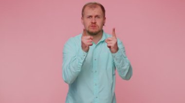 Hoşnutsuz bir adam, sinirle el kol hareketi yapıyor, hoşnutsuzlukla, neden diye sormakta başarısız olmakla suçluyor.