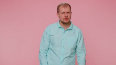 Adam işaret parmağını dudaklara bastırıyor. Sessiz ol işareti yapıyor. Kimseye söyleme. Sessiz ol.