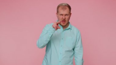 Gözlerine bakan ciddi bir adam, suçlu bir inançsızı gözetlediğini, jestini izlediğimi göster.