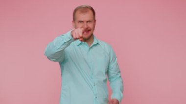 Adam heyecanla gülümsüyor ve kamerayı işaret ederek şanslı piyango talihlisini seçiyor.