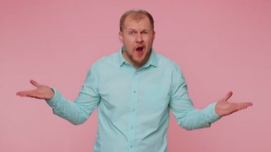 Öfkeli bir ifadeyle elini kaldıran bir adam neden başarısız olduğunu soruyor.