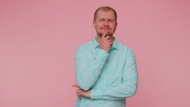 Gülümseyen, mutlu, göz kırpan, dişlek gülümsemeli, göz kırpan ve flört eden bir adam.