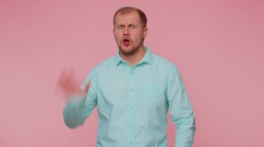 Adamın dediğine göre el ele tutuşmak yasakmış. Dur işareti, bitiş uyarısı, giriş yasakmış.