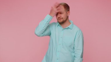 Üzgün turist stili bir adam, palmiye jesti yapıyor, sıkılıyor, hayal kırıklığına uğruyor, kötü haber.