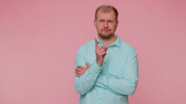 Memnun olmayan adam parmağını sallıyor, hayır diyor, dikkatli ol, azarlıyor, tehlike hatasından kaçınmak için tavsiye veriyor.