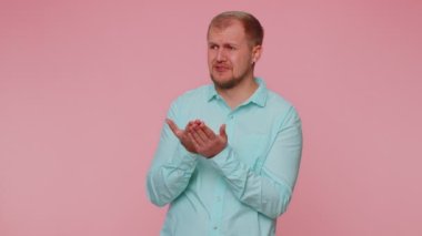 Hayal kırıklığına uğramış bir adam tek başına gözyaşlarını siler ve umutsuzluktan ağlar, haksız şeyler yüzünden üzgün olur.