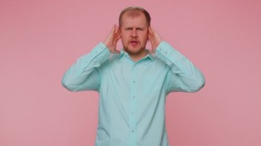 Sinirli sinirli adam kulaklarını kapatıyor, tavsiyelerden kaçıyor, gürültülü sesleri görmezden geliyor.