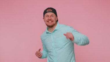 Tişörtlü şık bir adam bağırıyor, el kol hareketi yapıyor. Başarımı kutluyorum, kazanıyorum.