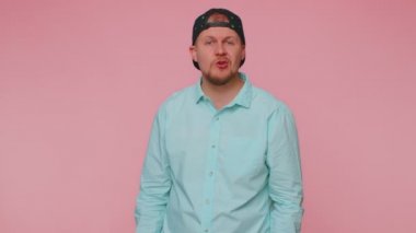 Ezik jest yapan, başarısızlıkla suçlayan, kötü muameleye saygısızlık eden, başarısız olan, utanç duyan bir adam.