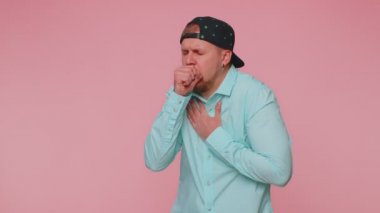 Sağlıksız bir adam ağzını eliyle kapatıyor, hasta, alerji ya da viral enfeksiyon belirtileri gösteriyor.