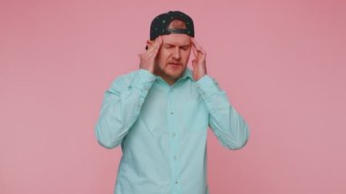 Baş ağrısı problemini tedavi etmek için tapınakları ovuşturan adam. Gerilim, migain, stres, acı.