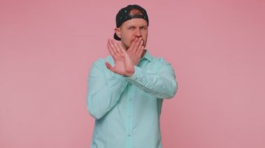 Korkmuş, korkmuş bir adam ağzını kapatıyor. Hayır, korkunç bir sırrı, gerçeği söylemeyi reddediyor.