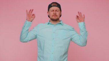 İnsan derin derin nefes alır Mudra jesti, gözleri kapalı, konsantre düşüncelerle meditasyon yapar. Huzurlu düşüncelerle.