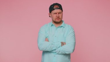 Keyifsiz bir adam kötü bir fikre tepki veriyor. Kötü kalite bir kafa sallamadan memnun değil. Hayır.