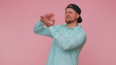 Zengin bir adam para saçıyor ya da harcıyor. El hareketi yapıyor, daha fazla bahşiş alıyor. Büyük kazanç hayali kuruyor.