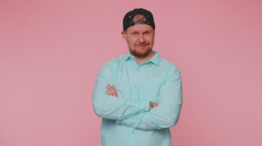 Sevimli, neşeli adam öneriyi onaylıyor, başını sallıyor, iyi bir işten memnun.