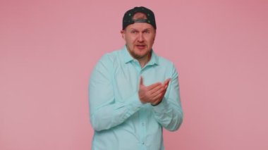 Üzgün adam gözyaşlarını siler ve umutsuzluktan ağlar, haksız şeyler yüzünden üzgün olur.