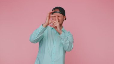 Fotoğrafçı, zoom 'u taklit eden elleri ile resim çerçevesi çiziyor ve güzel resim fotoğrafı kesiyor.